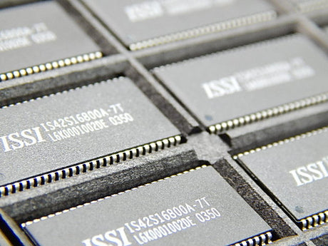 IS42S16800A-7T