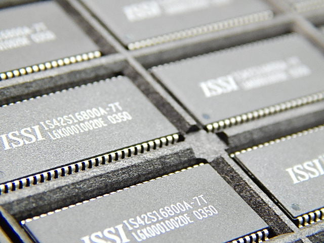 IS42S16800A-7T