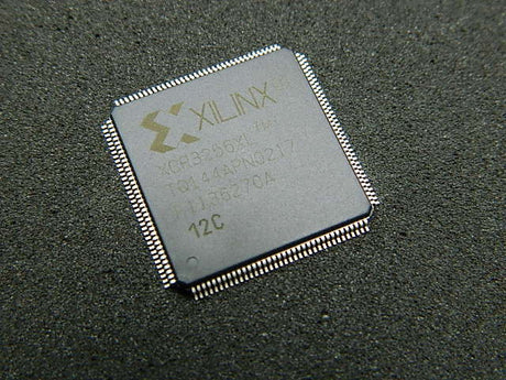XCR3256XL-12TQ144C