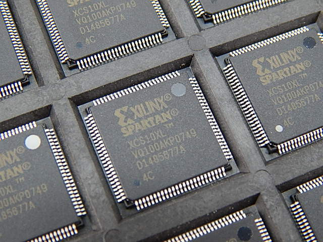 XCS10XL-4VQ100C